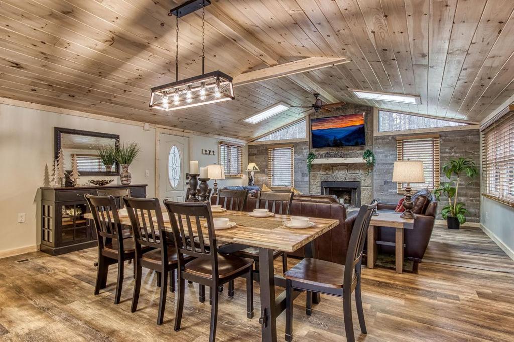 Whispering Winds, Hot Tub, Game Room, Wifi, 1089 Free Tickets Each Paid Day, Dollywood And More Gatlinburg Eksteriør billede