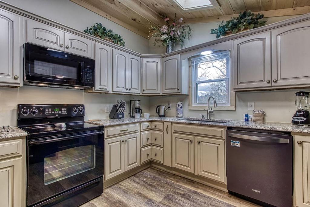 Whispering Winds, Hot Tub, Game Room, Wifi, 1089 Free Tickets Each Paid Day, Dollywood And More Gatlinburg Eksteriør billede