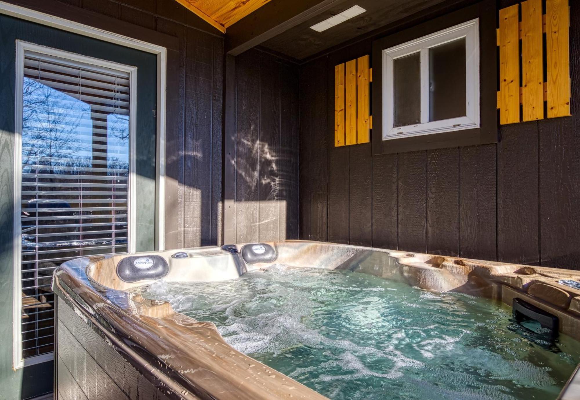 Whispering Winds, Hot Tub, Game Room, Wifi, 1089 Free Tickets Each Paid Day, Dollywood And More Gatlinburg Eksteriør billede